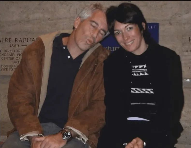 Епштейн із дружиною Гіслейн Максвелл. Епштейна знайшли повішеним у 2019 році, але родичі вважають, що його вбили, щоб змусити замовкнути.