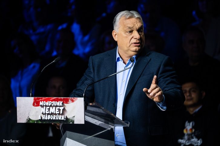 Віктор Орбан під час виступу на "антивоєнному мітингу" в місті Сомбатхей/