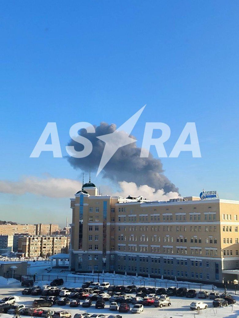 НПЗ палає у російському місті Ухта після атаки БпЛА.