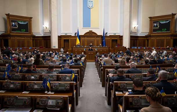 Народні обранці злягли з високою температурою, діареєю і блюванням. В парламентській їдальні – перевірка.