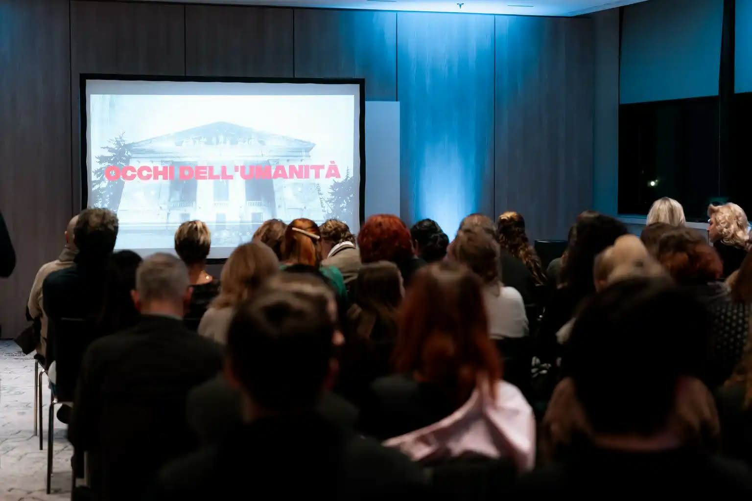 Українські та італійські студенти під час відкриття виставки «Athletes of Art» у межах культурної програми Зимових Олімпійських ігор 2026 в Мілані.