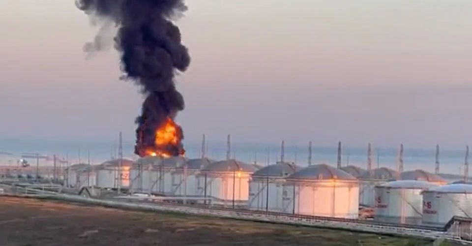 Краснодарський край рф у ніч на 15 лютого зазнав атаки українських безпілотників, зокрема, в селищі Волна внаслідок атаки горить резервуар із нафтопродуктами