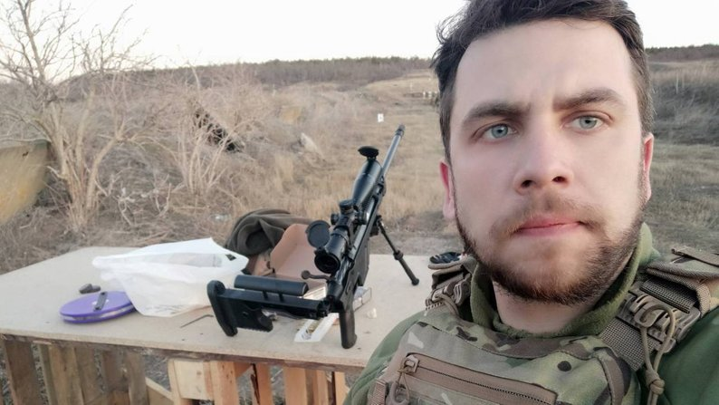 Портрет загиблого воїна на шоломі олімпійця: історія Олексія Хабарова