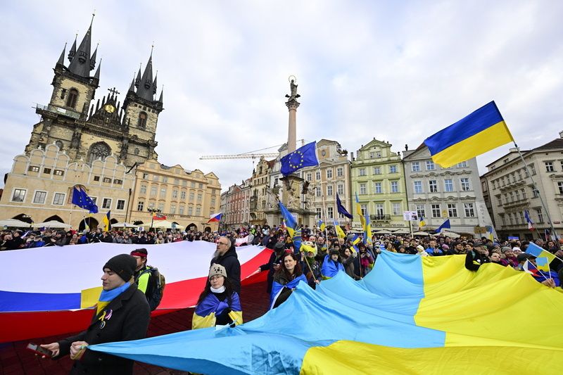 У Празі сотні людей разом із Павелом вийшли на мітинг присвячений четвертій річниці повномасштабного вторгнення рф в Україну.