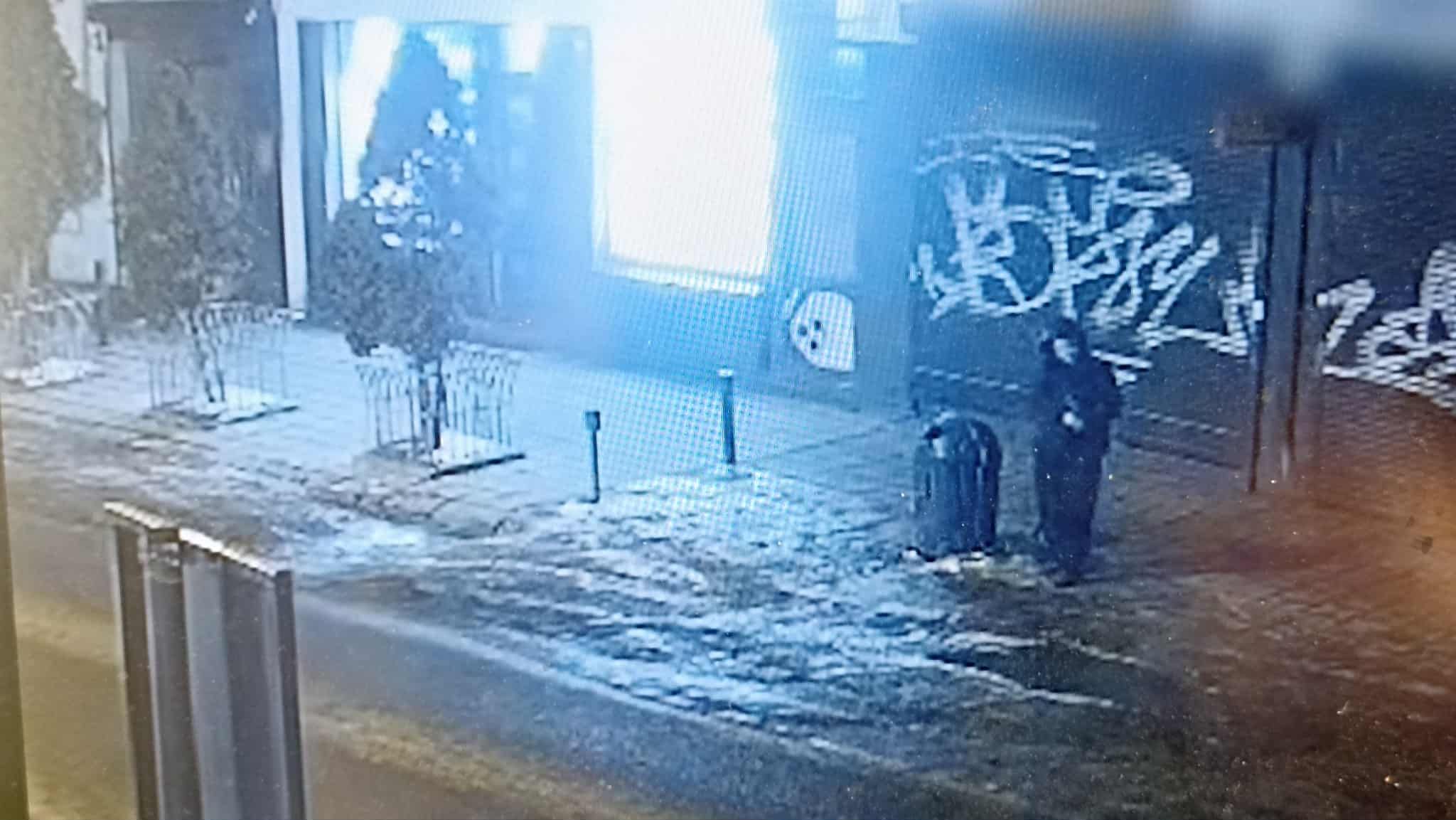 Момент закладання терористки вибухівки у сміттєвий бак у центрі Львова.