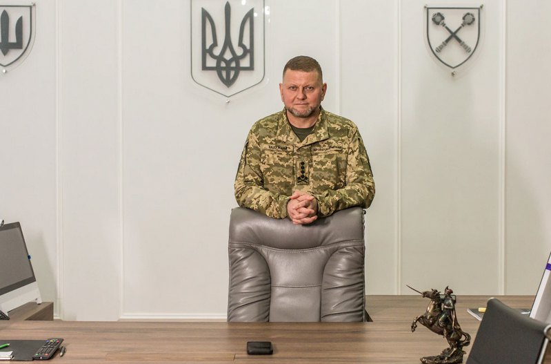 Залужний — для народу, це не Зеленський — для народу! Як Банкова реагує на гучні заяви ексголовнокомандувача