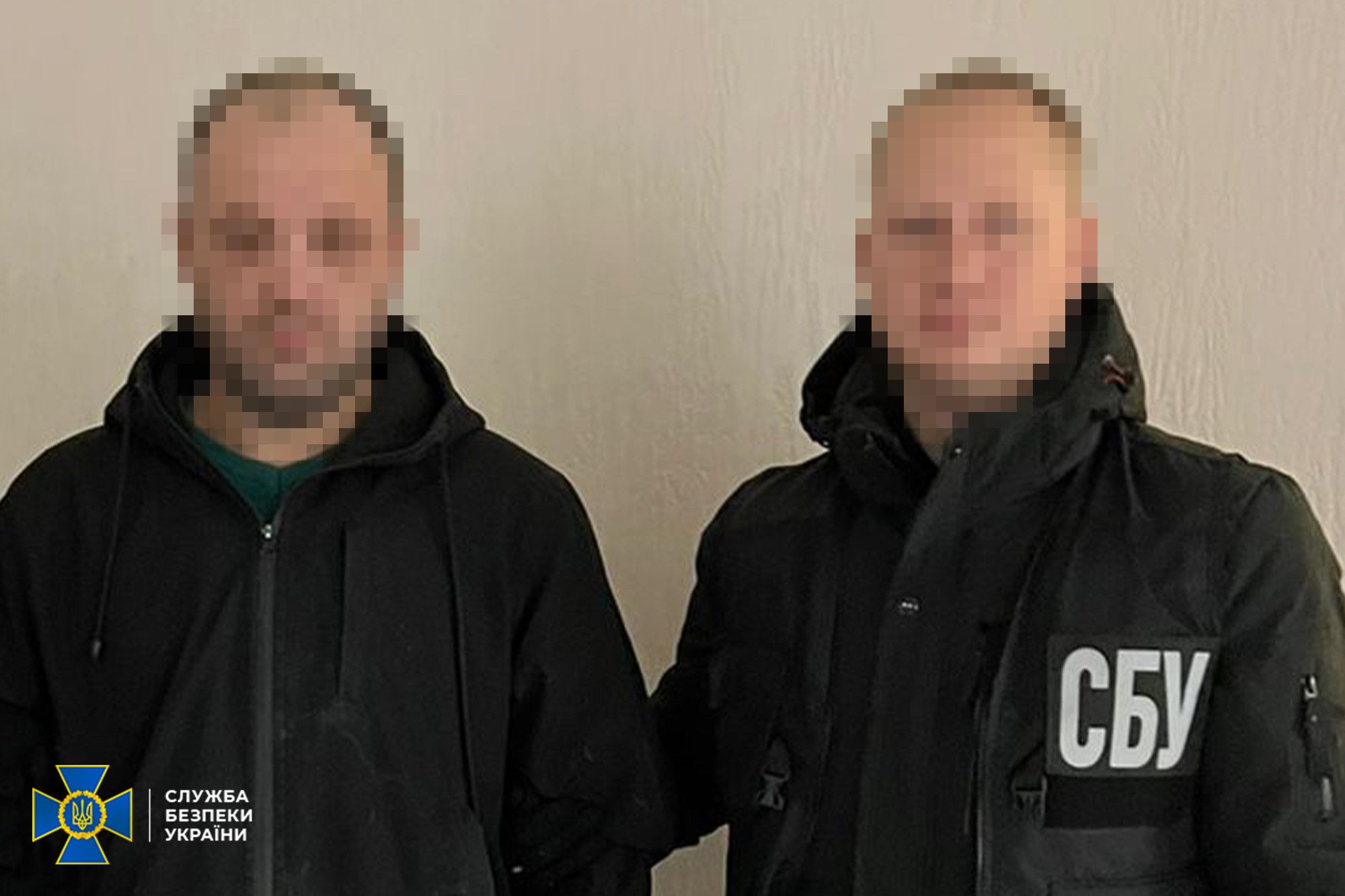 СБУ затримала двох громадян України, які погодилися зареєструвати на себе Starlink для російських окупантів: тепер їм загрожує довічне увʼязнення.