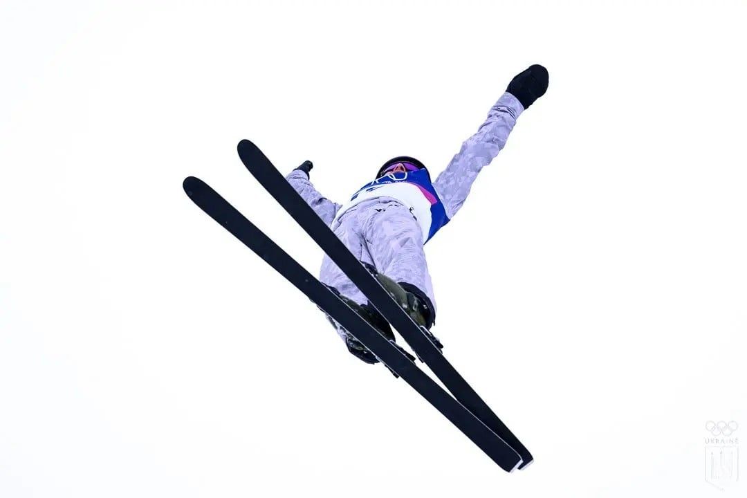 Переможець етапу Кубка  світу-2025 Олександр Окіпнюк  у змаганнях з лижної акробатики  на ОІ-2026 посів десяте місце.