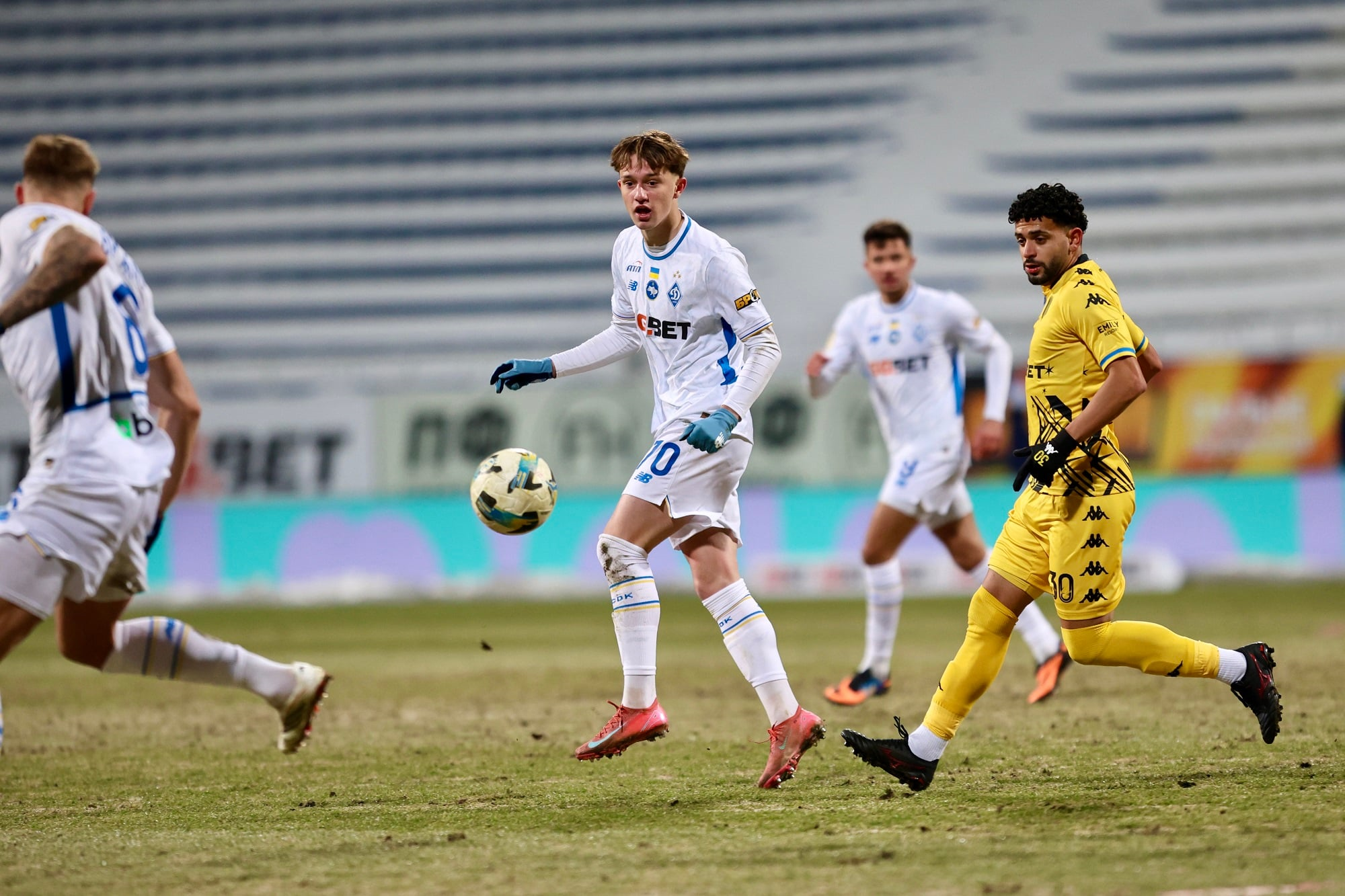 Характер — для руху вперед. Не всі стадіони виявилися готовими до раннього рестарту чемпіонату України