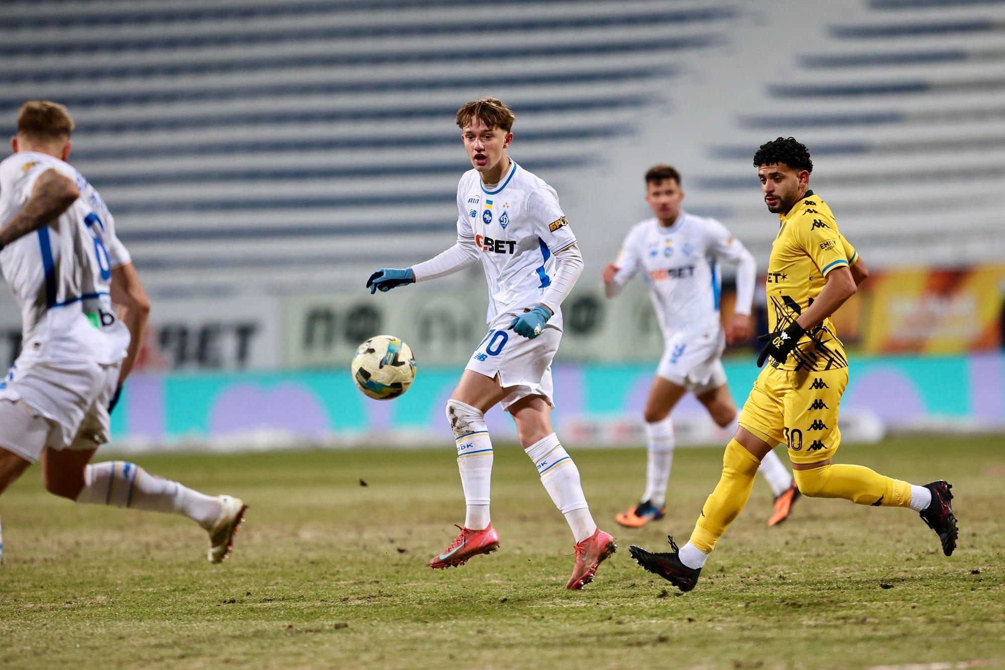 Богдан Редушко (в центрі) та Матвій Пономаренко — одні з тих, хто представляє нову хвилю молодого покоління в першій динамівській команді.