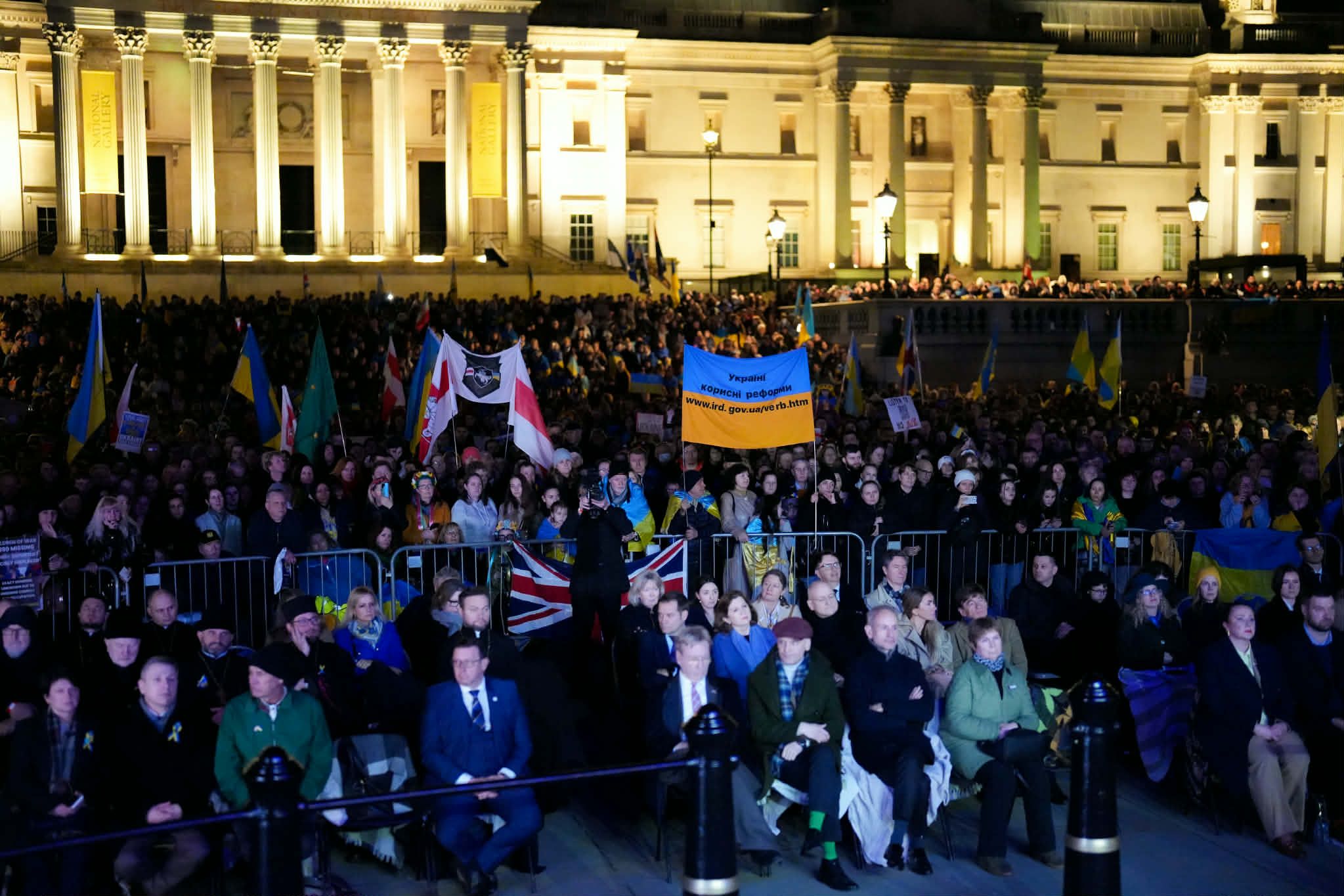 Учасники акції пам’яті та солідарності на Trafalgar Square у Лондоні під час заходів до четвертої річниці повномасштабного вторгнення рф в Україну