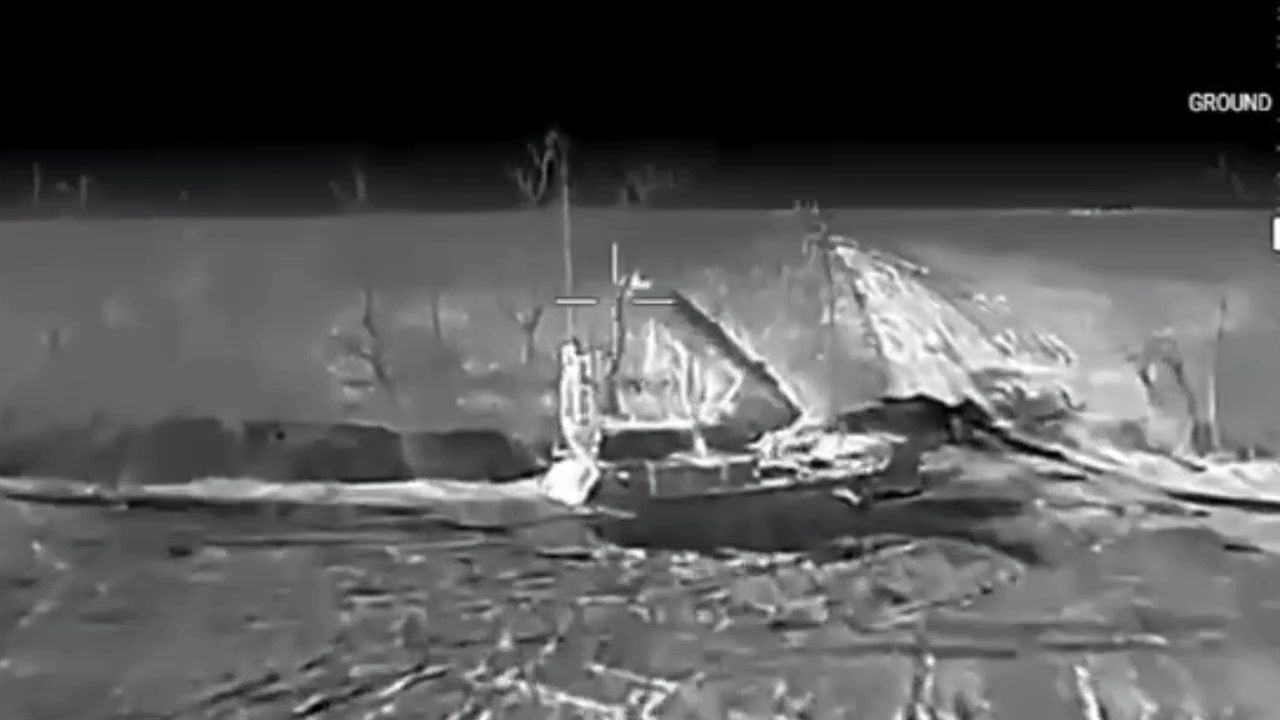 За мить до знищення українським дроном російської радіолокаційні станції зі складу російських зенітних ракетних комплексів С-300 на донеччині.