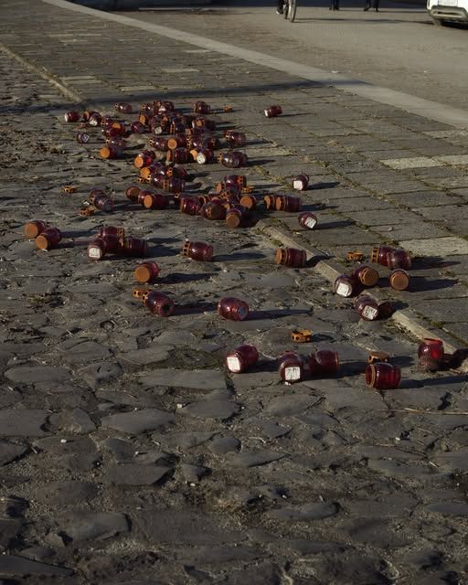 Було перекинуто лампадки та порушено порядок біля кожного з стендів вуличної виставки із портретами загиблих.