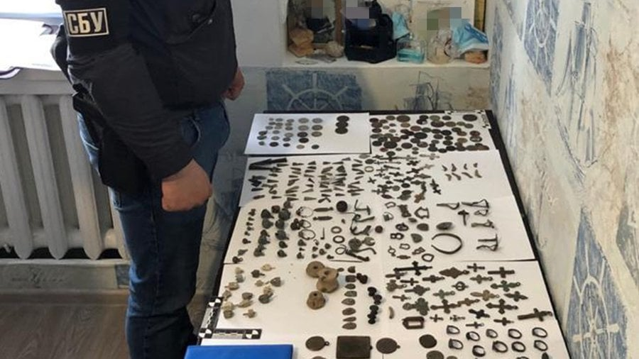 Чорний археолог намагався продати старовинні монети і прикраси з Більського городища