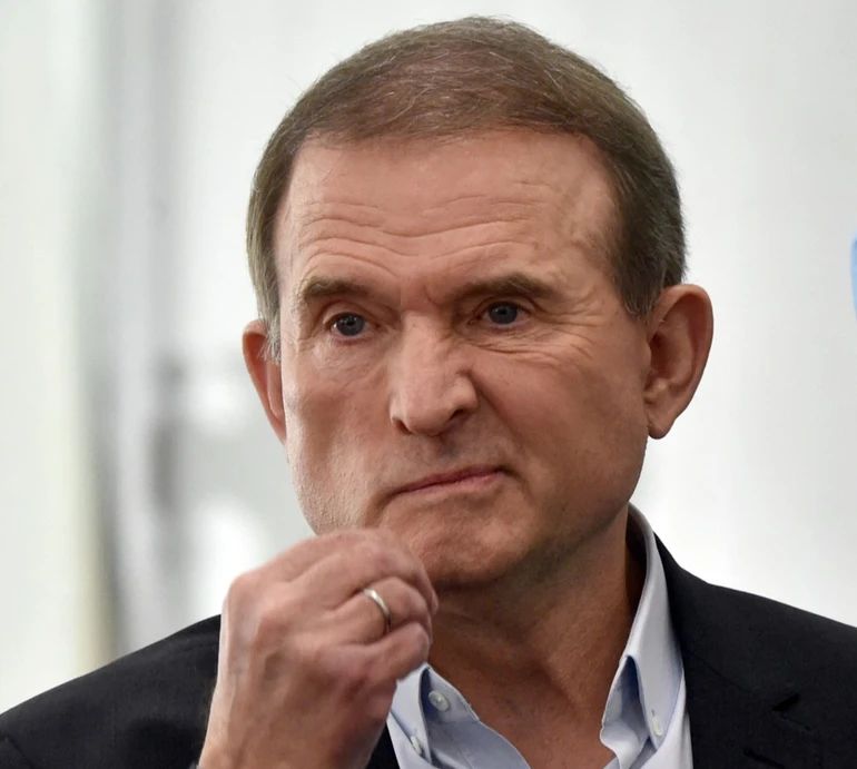 Протягом 2015-2018 років Медведчук створив та очолив організовану групу, яка фактично викрала у держави частину магістрального нафтопродуктопроводу.