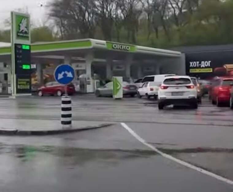 Ціни на бензин злітають, на заправках шалені черги.