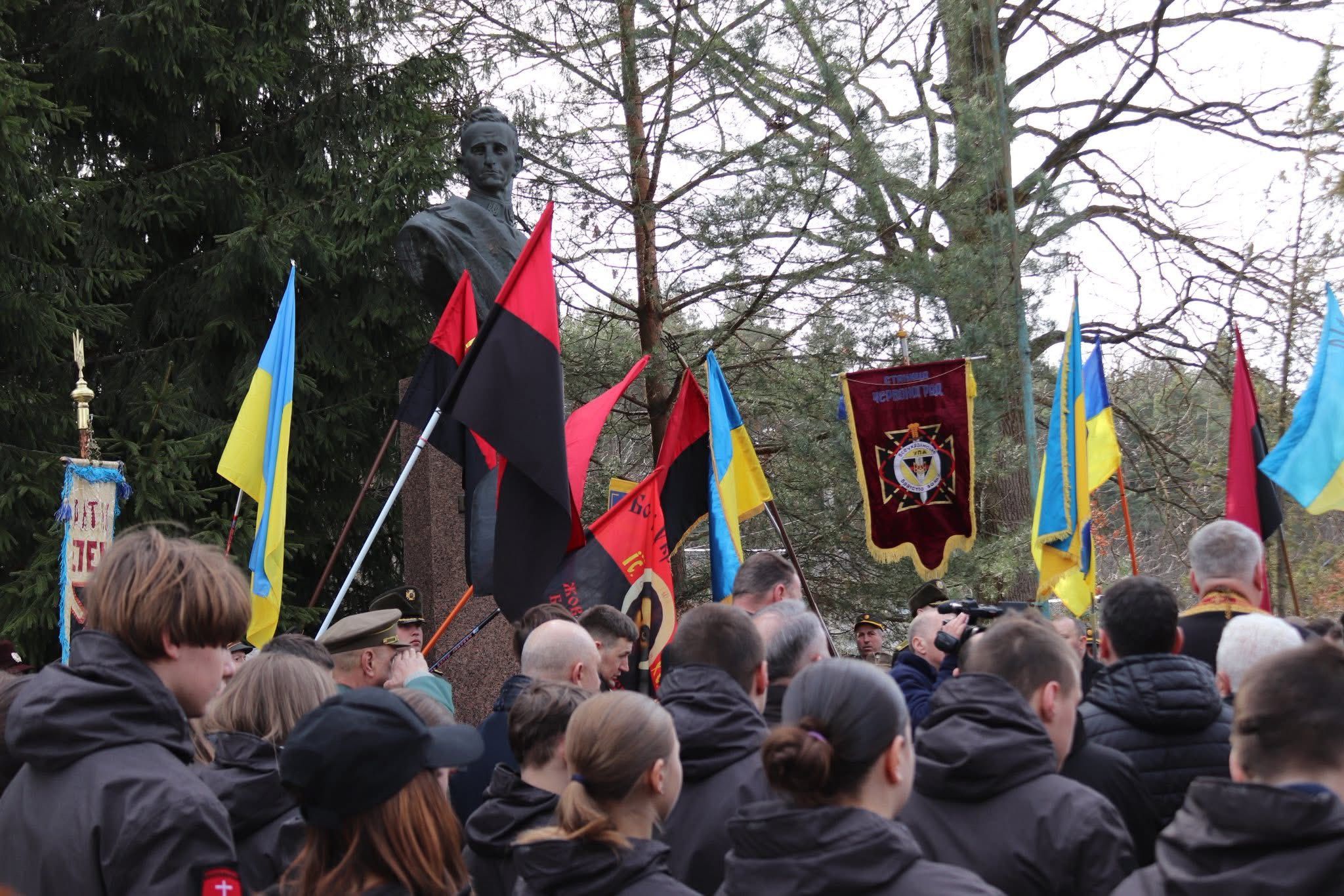 До молитви та пам’ятних заходів долучилися представники духовенства, громадськості та донька Героя - Марія Шухевич.