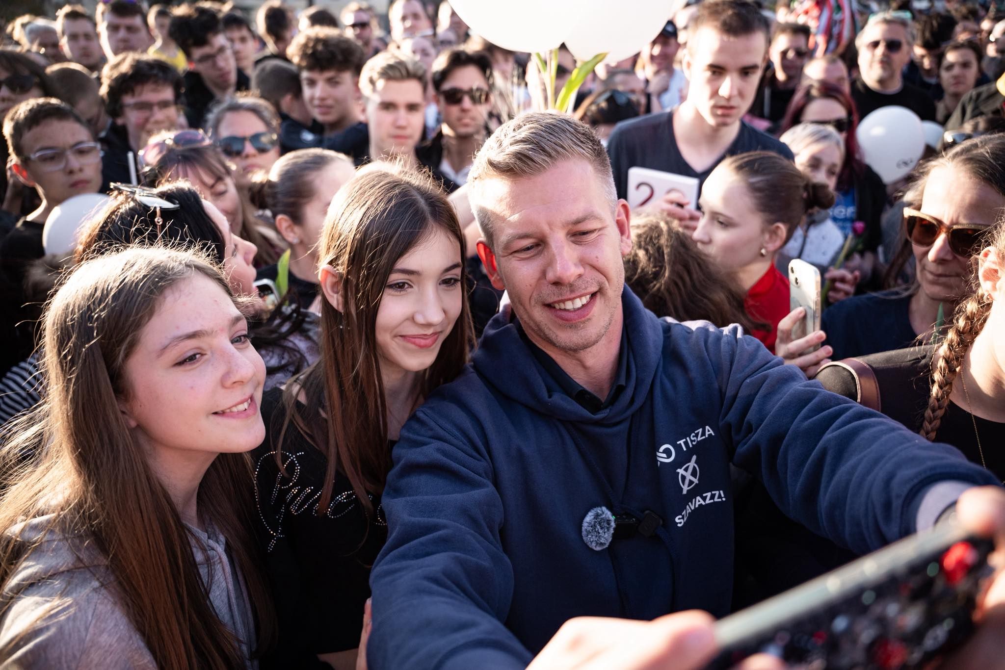 Петер Мадяр із прихильницями під час передвиборчого туру в Угорщині.