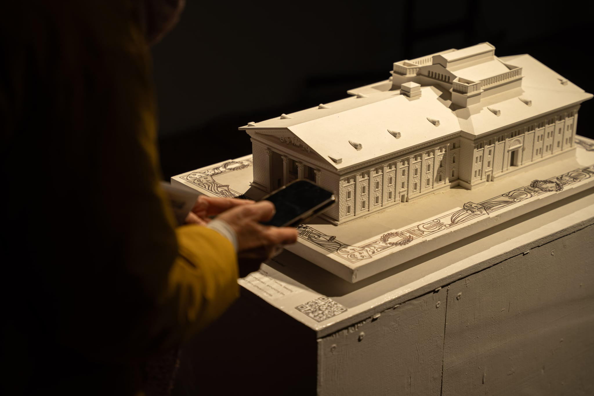 У Львові показали унікальний макет Маріуполя до окупації: місто відтворили в деталях