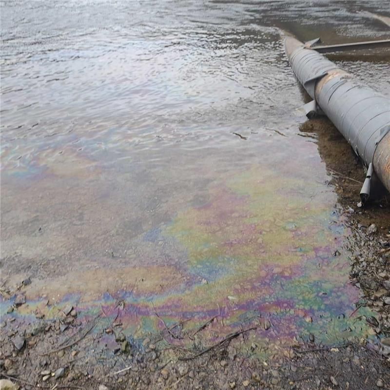 Забруднення річки Дністер після атаки рф.