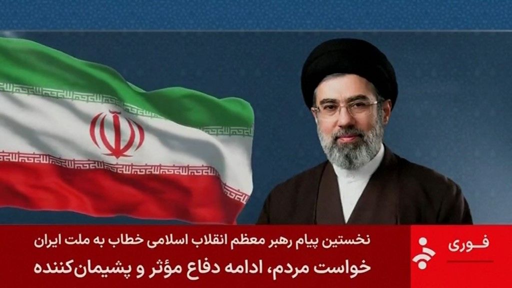 У першому зверненні до громадськості новий верховний лідер Ірану заявив, що Ормузька протока залишиться закритою.