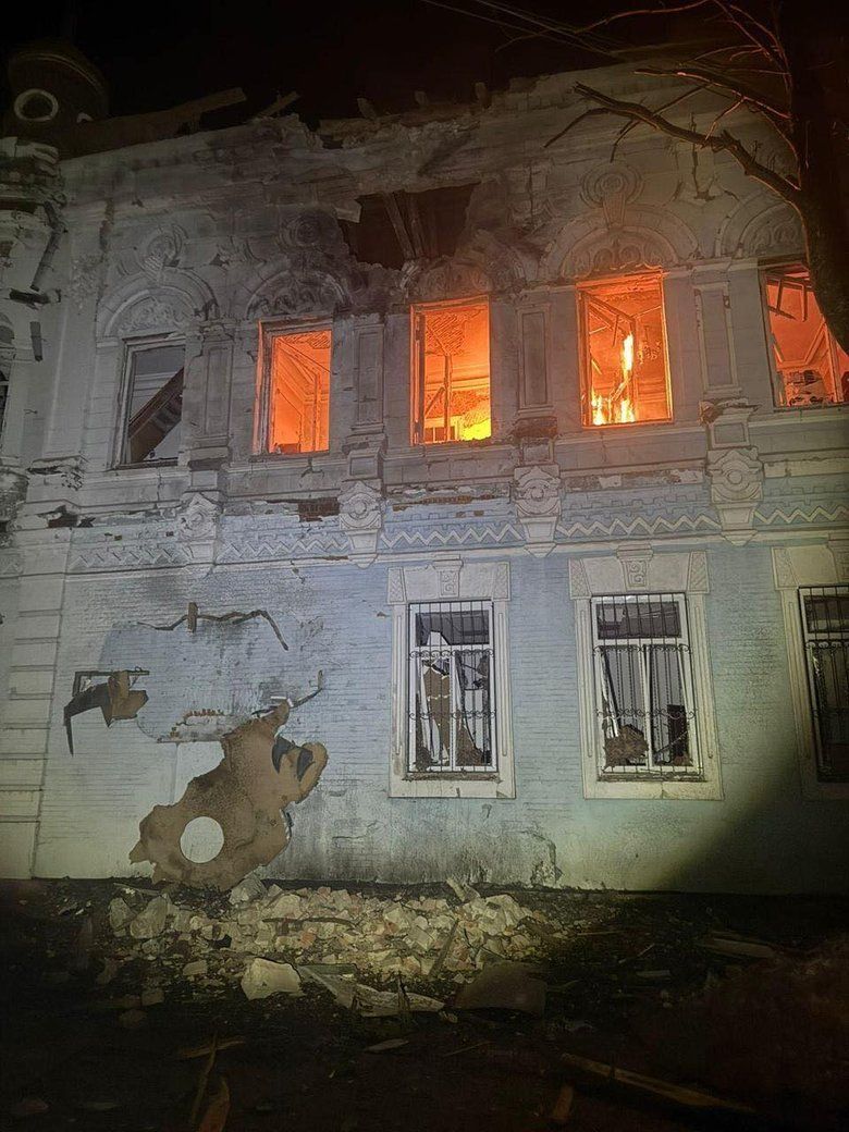 Ворог цинічно атакував центр міста Новгород-Сіверська - цілю терористів стала історична будівля, де знаходилась міська бібліотека.