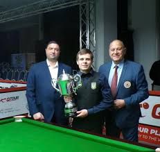 Антон Казаков з чемпіонським кубком дорослого ЧЄ зі снукеру.