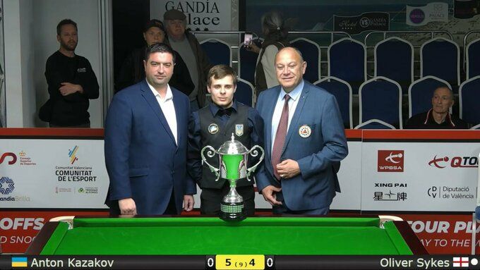 Антон Казаков з чемпіонським кубком дорослого ЧЄ зі снукеру.