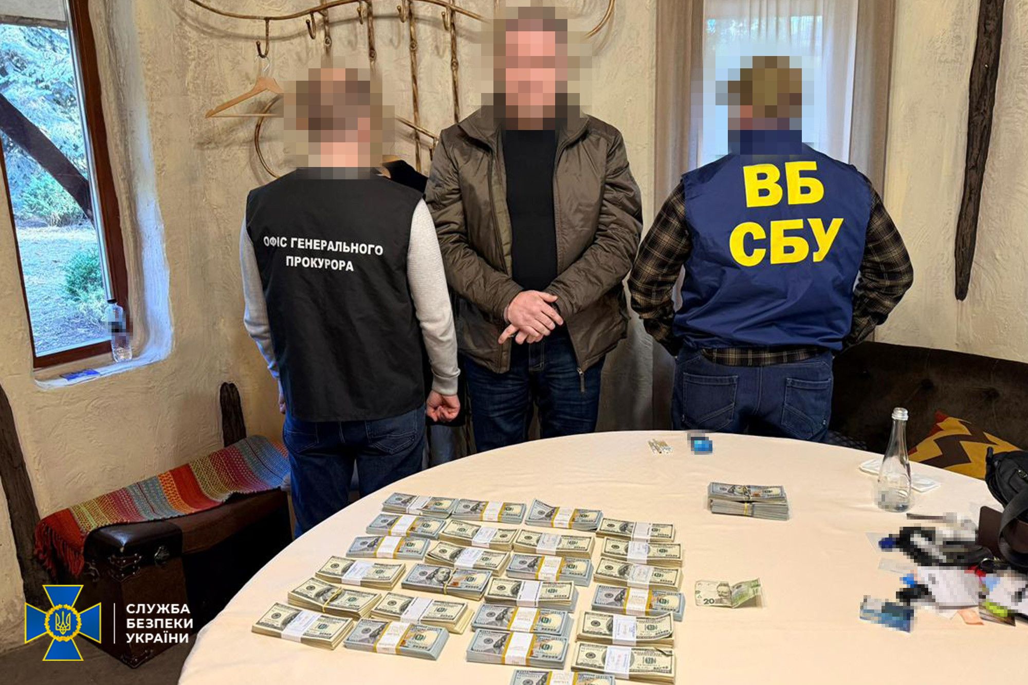 Двох високопосадовців обласних управлінь СБУ затримали на хабарі.