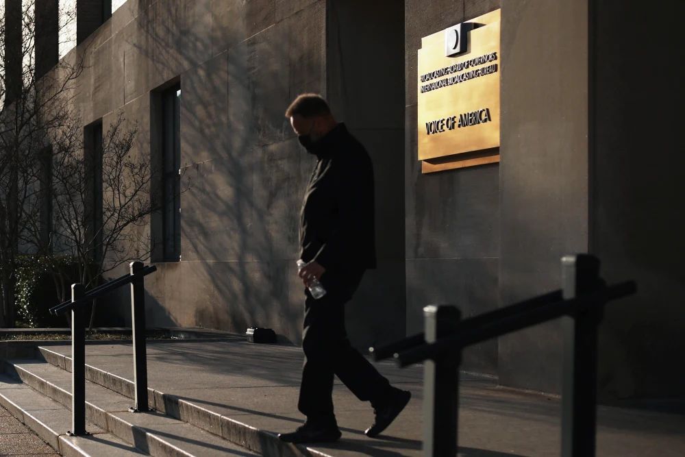 Суддя наказує «Голосу Америки» відновити на роботі 1000 співробітників, скорочених під озером Карі.