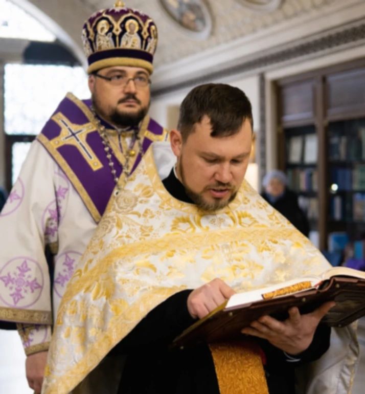 У минулому Ілля Богданов захоплювався езотерикою, потім відвідував Католицьку церкву, а тепер повернувся до православ'я.