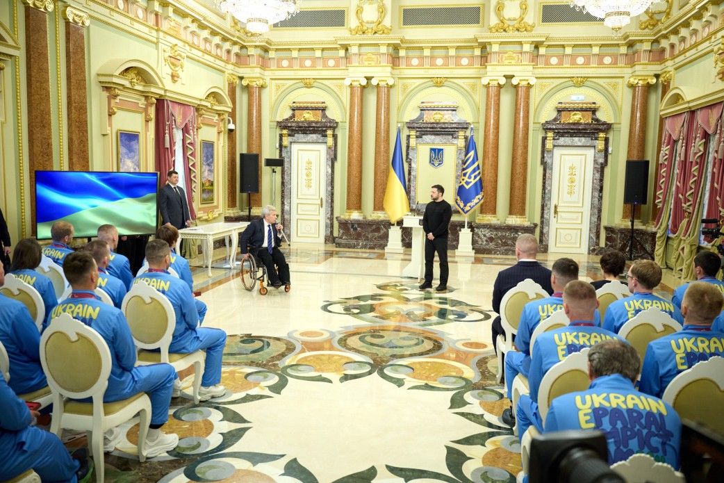 Президент зустрівся з українськими паралімпійцями й тренерами та відзначив їх державними нагородами.