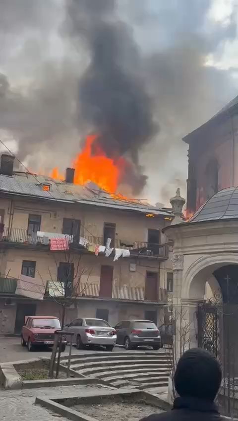 Дрон влучив у будинок в центрі Львова.