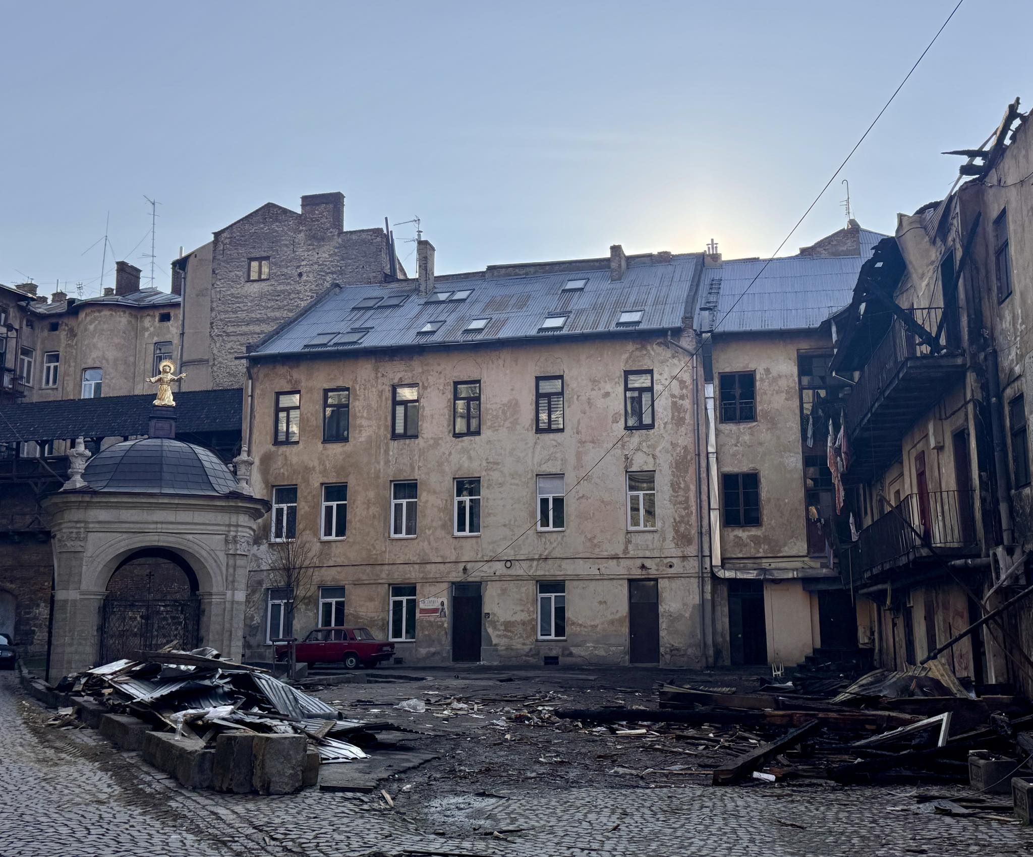 Наслідки удару росіян по історичному центру Львова.
