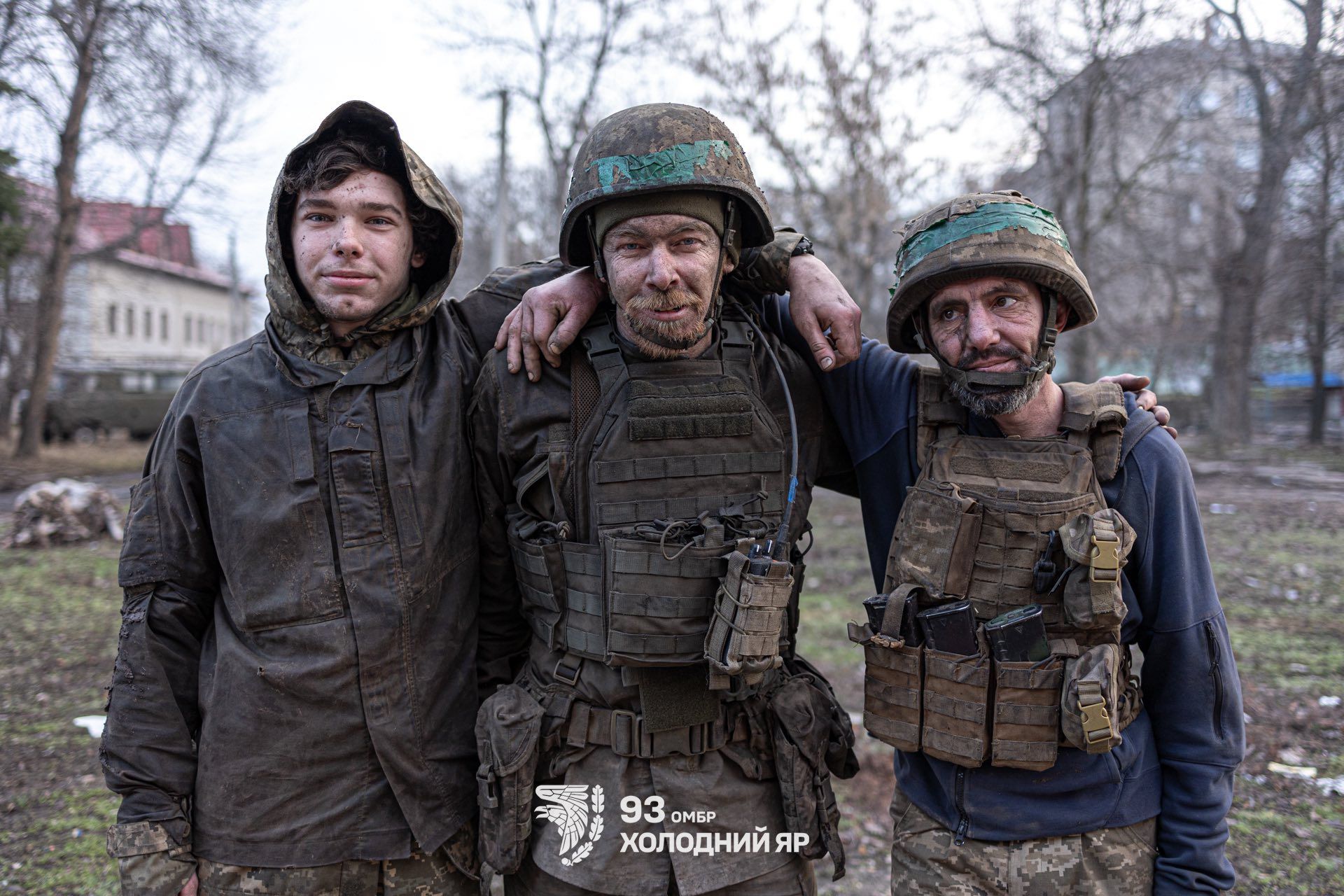 Усі троє – бійці батальйону Alcatraz 93-тя ОМБр Холодний Яр.  Стільки часу у бруді, в холоді, в небезпеці і під постійними атаками ворога. Важко уявити, що їм довелось пережити. Справжні герої!