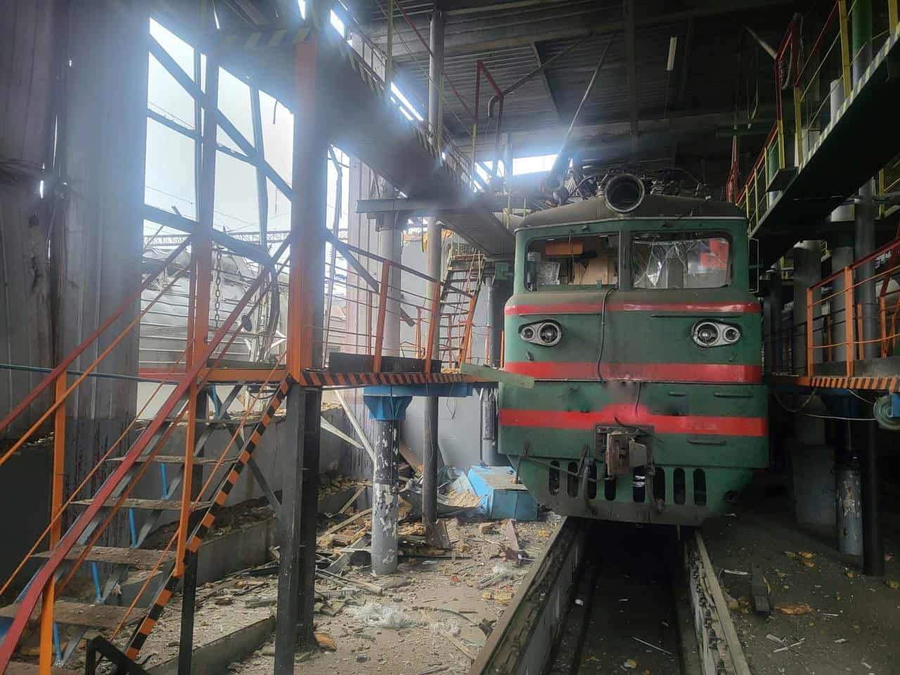 Наслідки нічної атаки рашистів у Кіровоградській області, де БПЛА атакували пункт технічного обслуговування локомотивів.