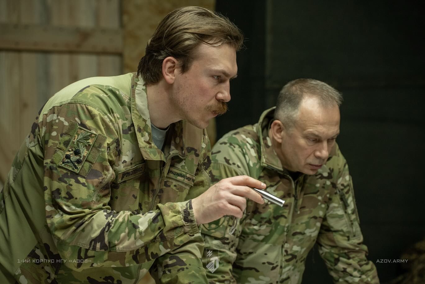 Денис «Редіс» Прокопенко і Олександр Сирський під час обговорення ситуації в зоні відповідальності 1-го Корпусу.