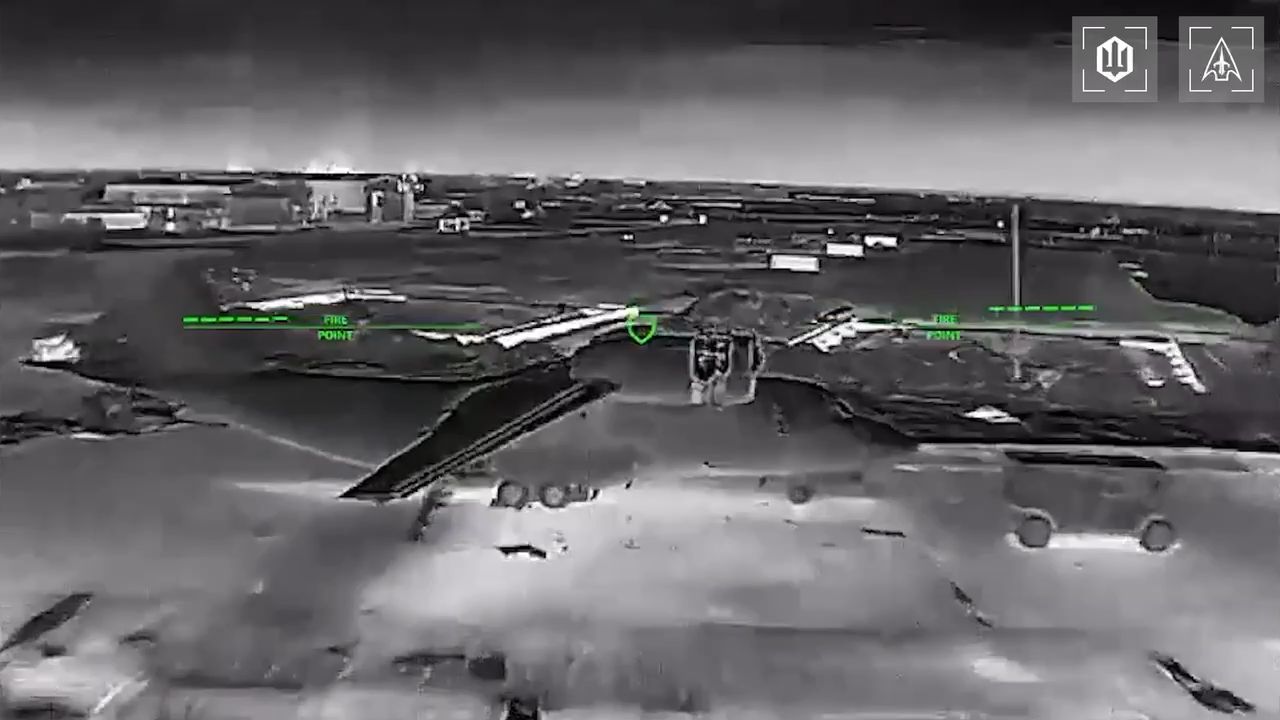 Транспортний літак-доходяга Ан-72П за мить до знищення.