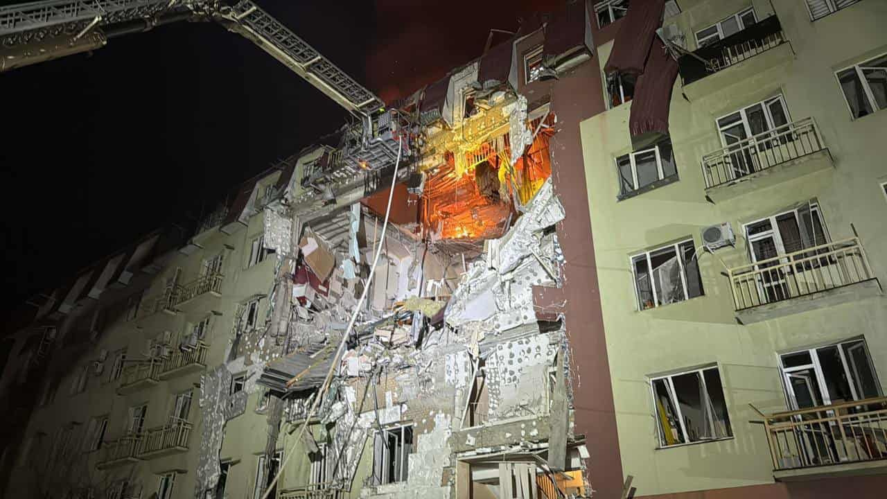 В Одесі ворог вдарив по житлових будинках, об’єктах критичної інфраструктури та адміністративних будівлях.