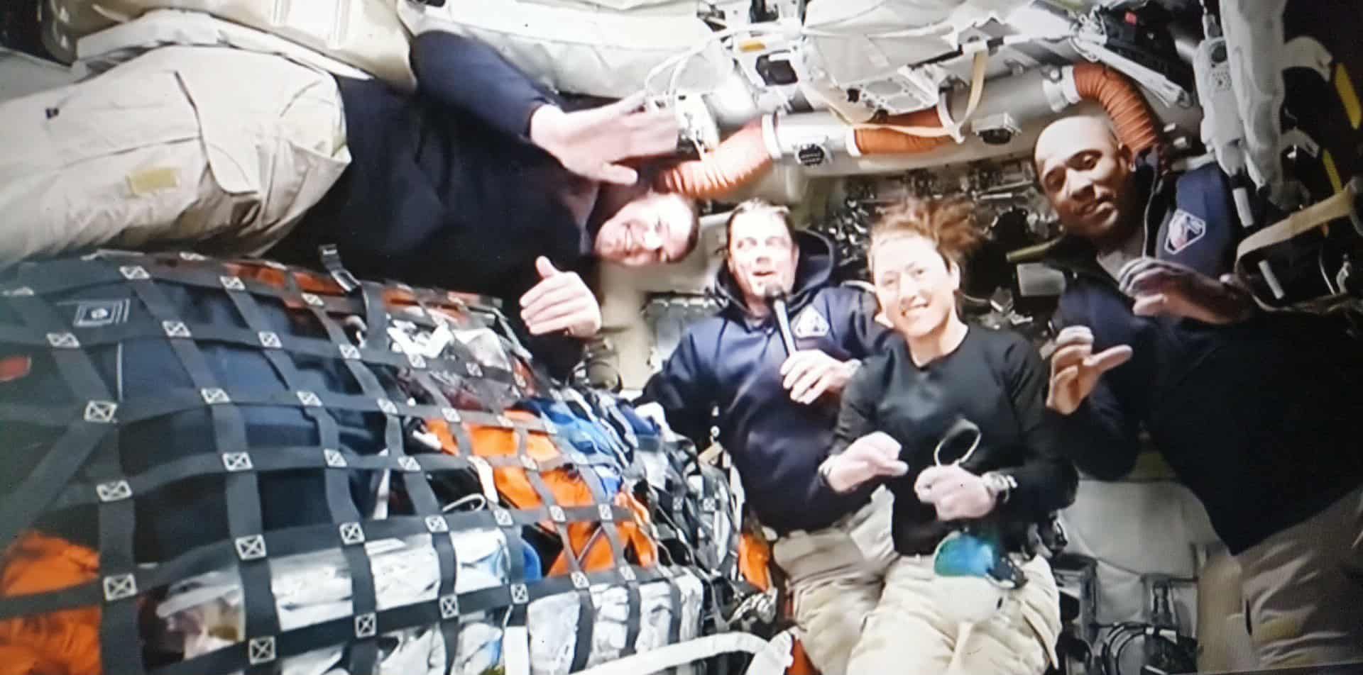 Четверо астронавтів місії NASA Artemis II готуються почати перший обліт зворотного боку Місяця за понад півстоліття, привівши їх до найвіддаленішої точки від Землі, яку коли-небудь досягали люди.