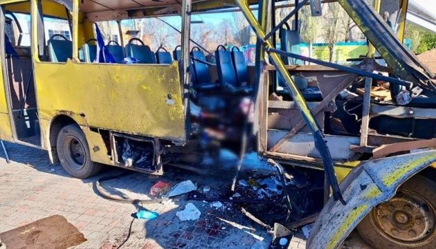 Все, що залишилося від міського автобуса в Нікополі після атаки росіян.