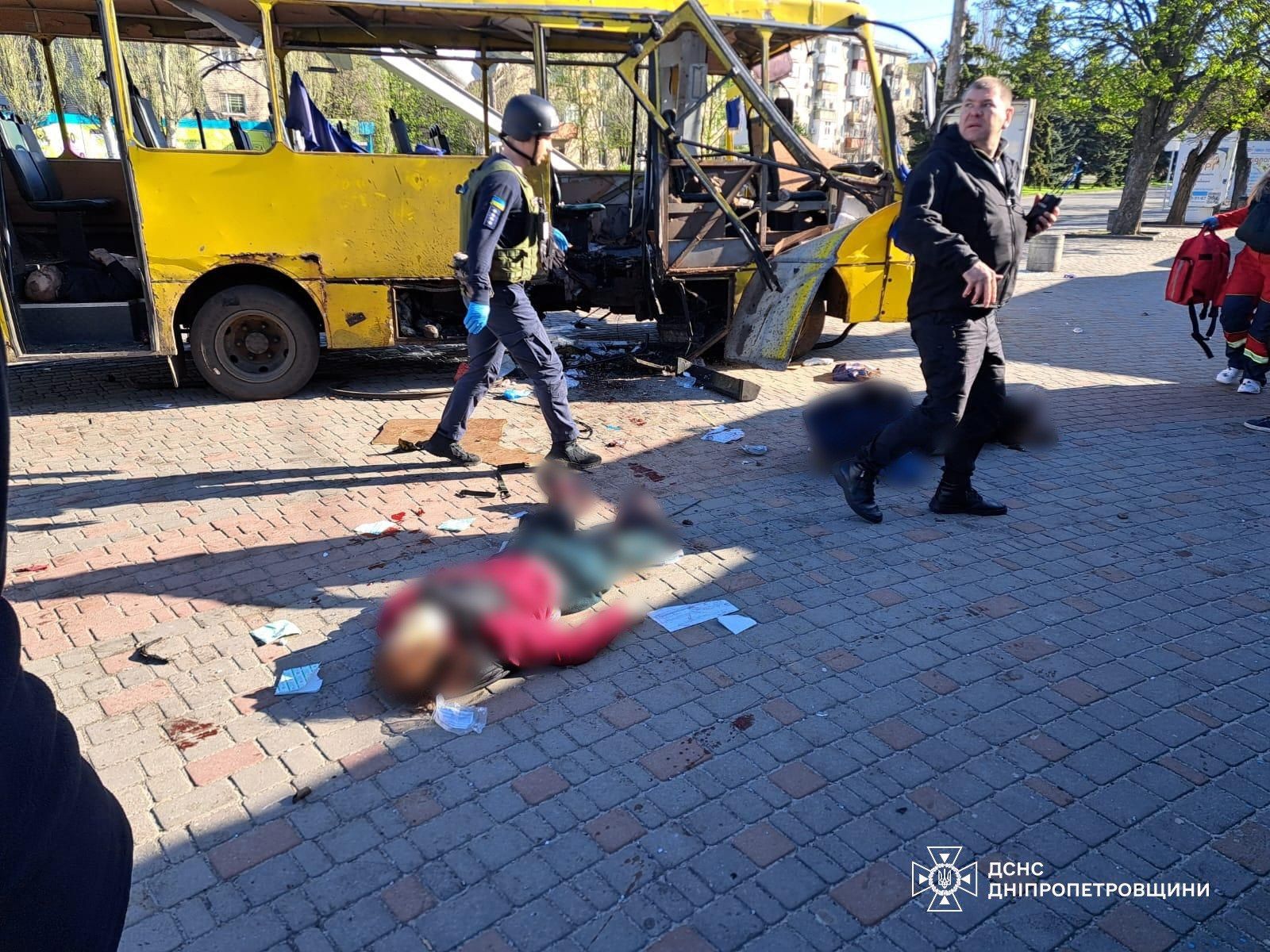 Наслідки атаки рашистів в Нікополі на маршрутку.