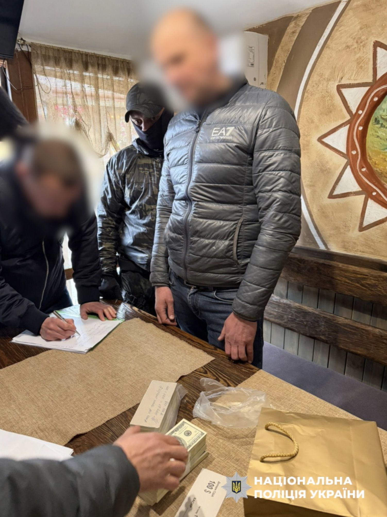 На хабарі у 100 000 доларів ДСР Нацполіції затримав заступника керівника одного з департаментів АТ «Укрзалізниця».