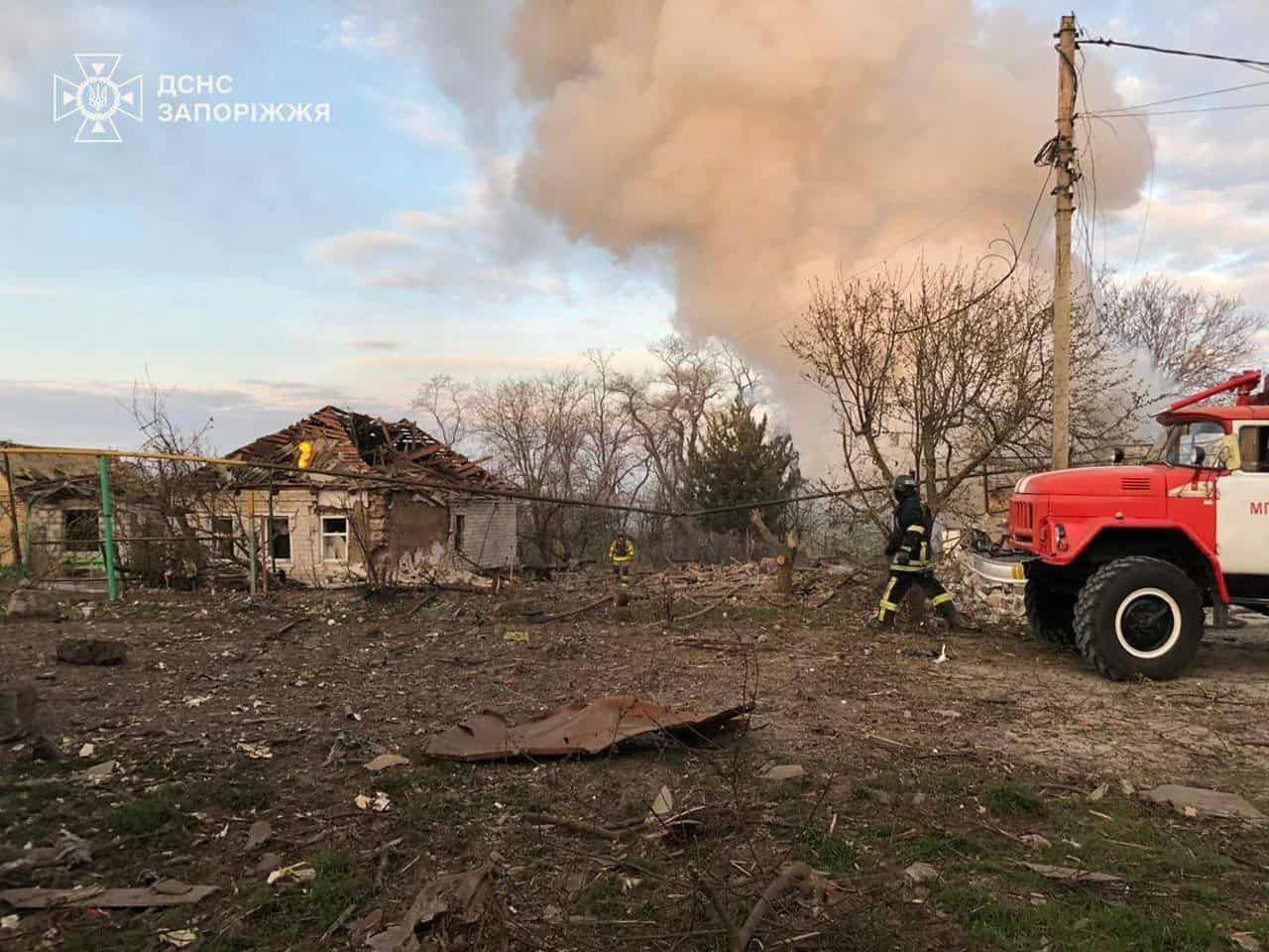 Внаслідок масованого російського обстрілу одного з селищ у передмісті обласного центру загинув чоловік, ще 4 людини постраждали.