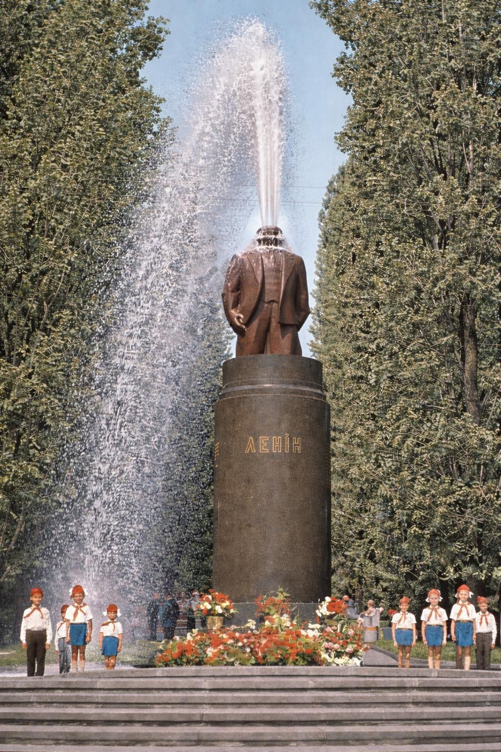 Київська влада вирішила поставити фонтан на місці пам’ятника Леніну.