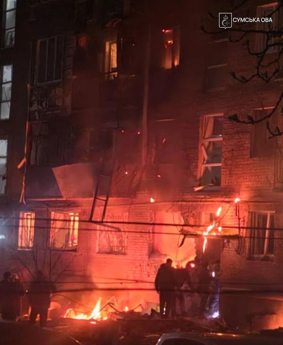 Наслідки удару рашистів по житловому сектору в Сумах.