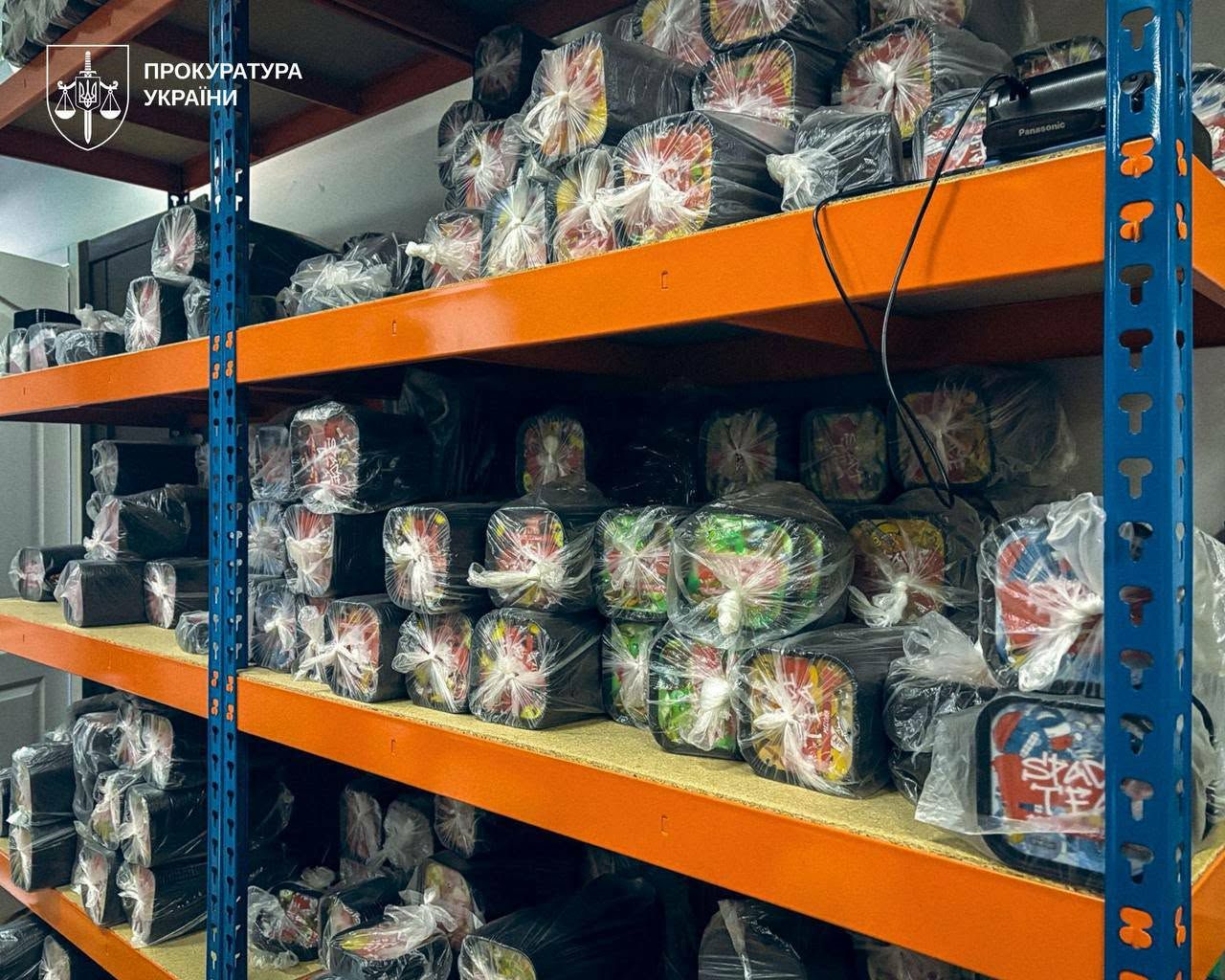 Серед іншого в магазинах U420 можна придбати і «сувенірну продукцію» — так звані гаш і джоінти.