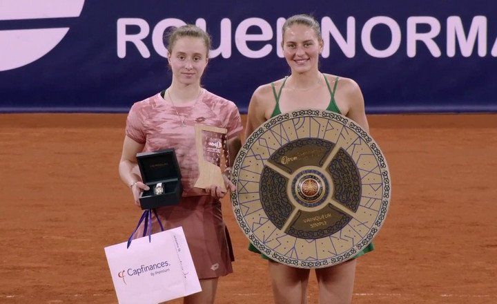 Марта Костюк (праворуч) та Вероніка Подрез розіграли головний приз на турнірі в Руані.