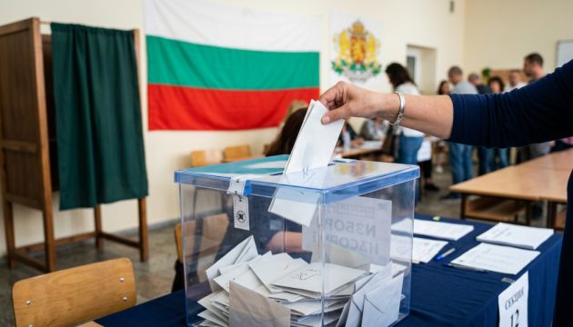 Партія проросійського експрезидента Радева лідирує на парламентських виборах у Болгарії .