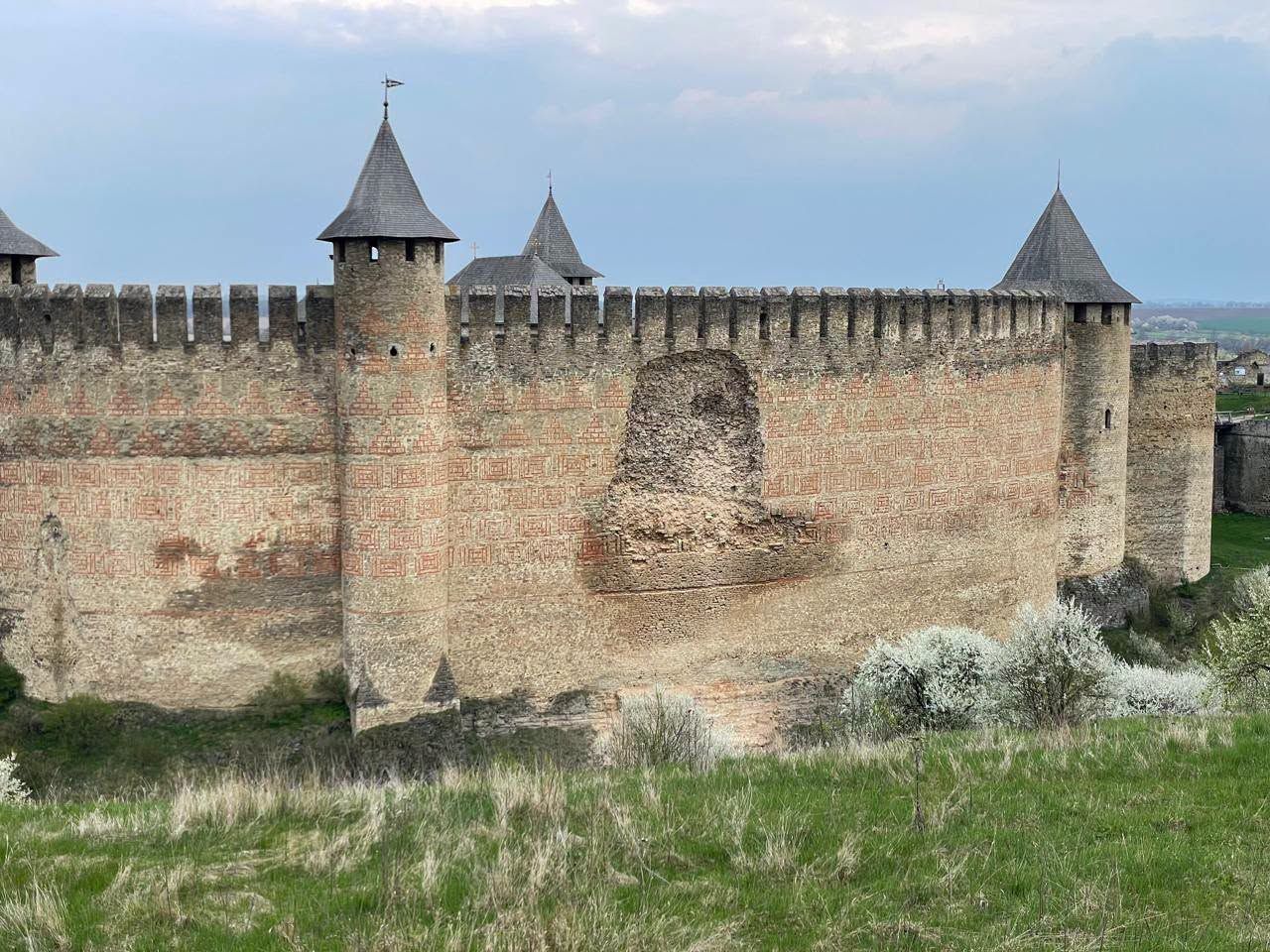 Cуттєво обвалився зовнішній шар кладки стіни Хотинської фортеці.